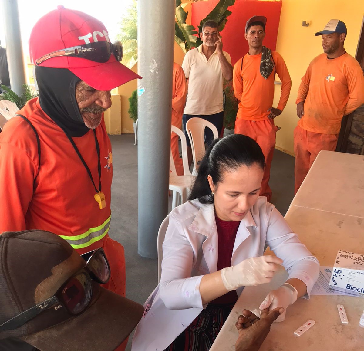 Campanha do Dezembro Vermelho promove saúde entre garis com testes rápidos em Tibau