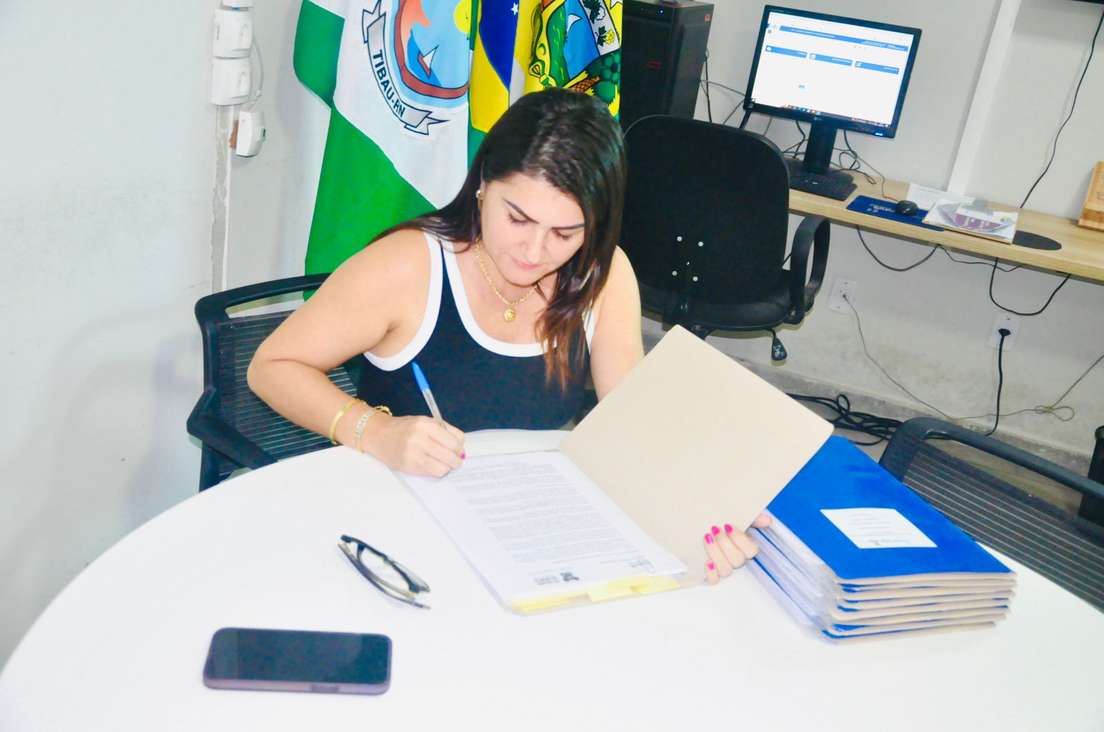 Prefeita Lidiane Marques assina regularização fundiária de 71 casas